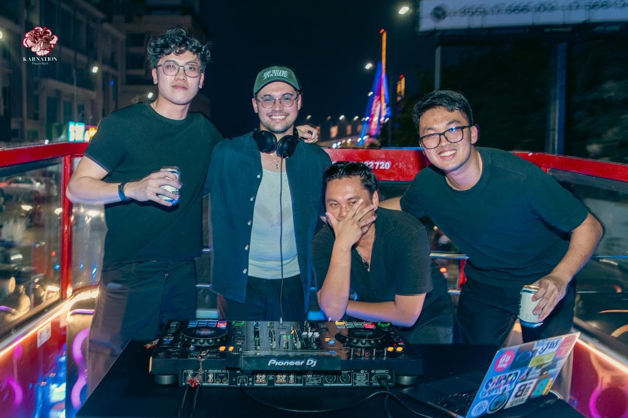 Karnation Bus Party — photo 2
